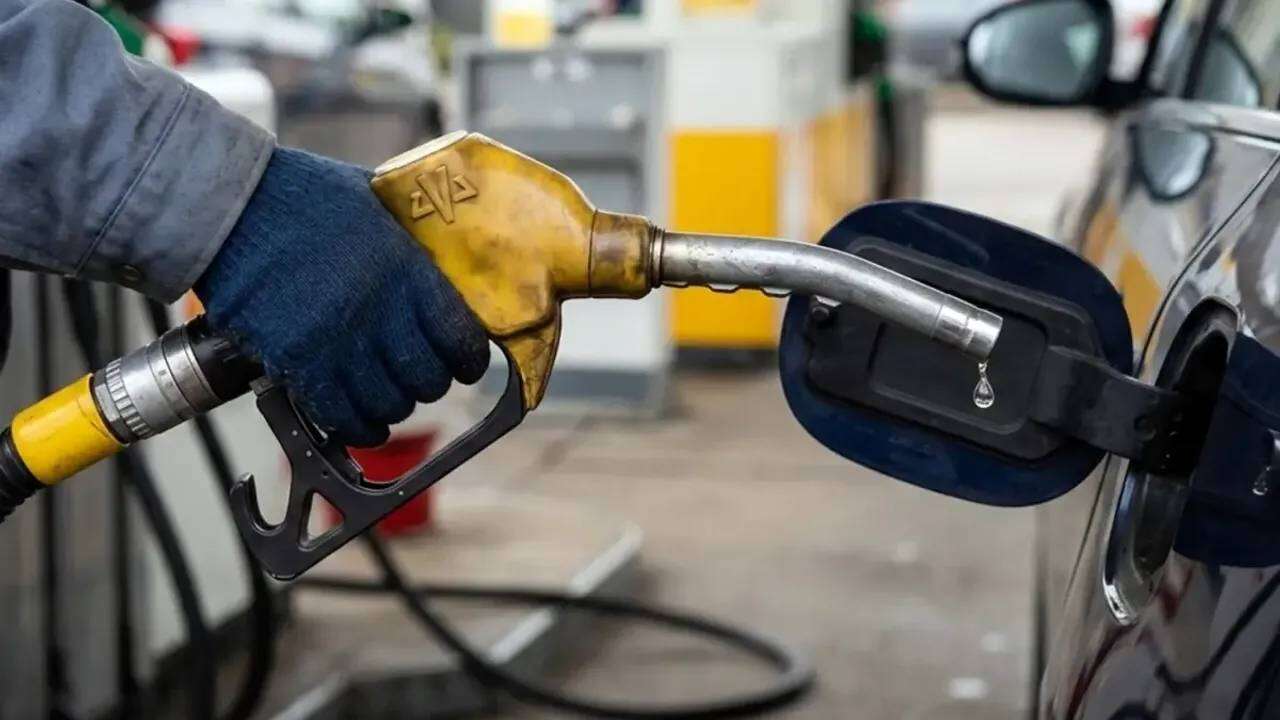 Sürücüler depoları fulleyin! Akaryakıta peş peşe ikinci zam! Bu gece yarısından itibaren geçerli olacak 9